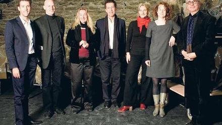 Die Jury. Sie sucht in Deutschland, Österreich und der Schweiz. Unsere Autorin Christine Wahl ist die Dritte von rechts. Ihre Kollegen: Vasco Boenisch, Franz Wille, Ulrike Kahle-Steinweh, Wolfgang Höbel, Ellinor Landmann, Andres Müry (v.l.).