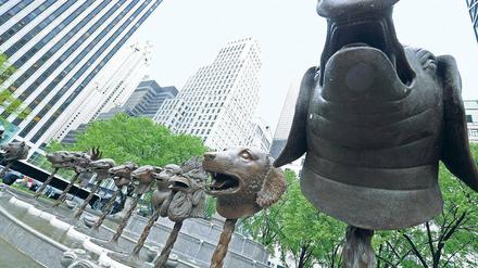 Bittere Heiterkeit. Die Enthüllung von Ai Weiweis Installation "Circle of Animals/Zodiac Heads" vor dem New Yorker Plazahotel wurde zur Solidaritätsbekundung für den verhafteten Künstler.