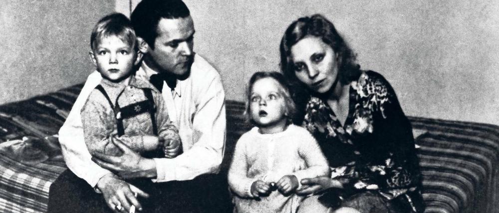 Eine deutsche Familie. Veit Harlan und Hilde Körber mit ihren Kindern Thomas und Maria Christiane (1933).