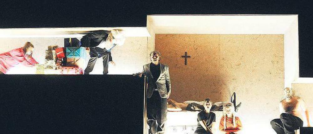Im Bau. Durch Olaf Altmanns Bühnenbild kommen die Schauspieler nur kriechend vorwärts, manchmal begräbt einer den anderen unter sich. Foto: Joachim Fieguth