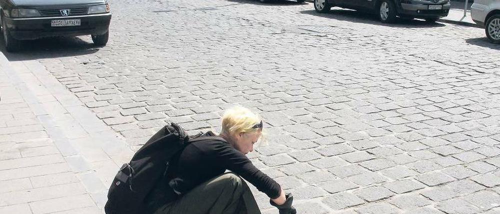 Staub sammeln. Die Bildhauerin Barbara Caveng bei ihrer Arbeit auf den Straßen von Damaskus.