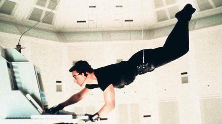 Spurenlos. Früher fehlte hinterher was, wenn die Diebe da waren. Heute ist nach dem Diebstahl alles noch da: Tom Cruise hält es in „Mission Impossible“ in der Schwebe. Foto: p-a/dpa