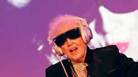 Von wegen Hörgerät. Die britische DJane Mamy Rock ist 71 Jahre alt und bringt die Menge zum Toben wie eine Junge. Ihre deutschen Kollegen sind auch noch ganz gut dabei. Foto: AFP