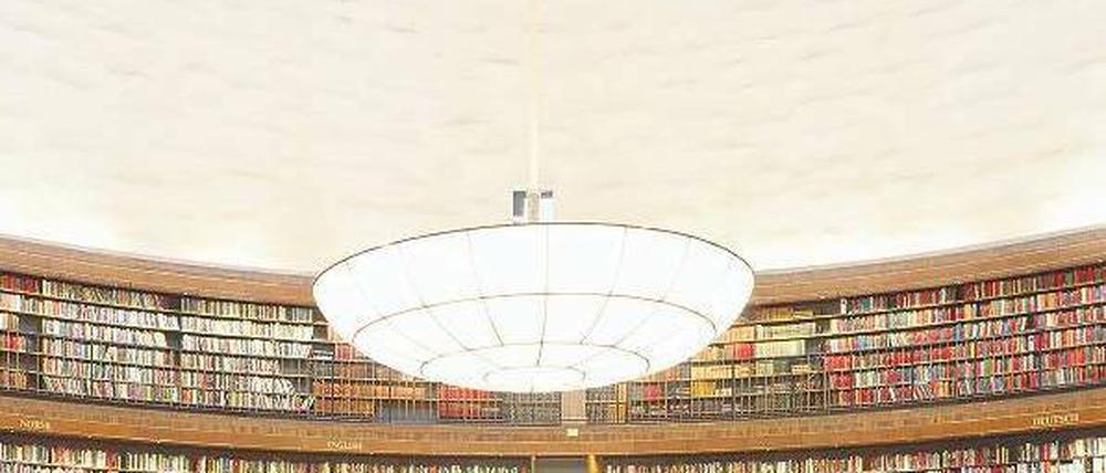 Hinan, hinan, ans Licht. Die Rotunde der Stadtbücherei Stockholm von Gunnar Asplund, eröffnet im März 1928 und Vorbild für spätere Bibliotheksbauten. Foto: © Roland Halbe
