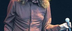 62 Jahr’, langes Haar. Robert Plant beim Konzert in Berlin. Foto: Britta Pedersen, dpa