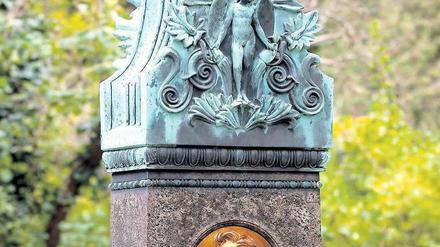 Ehrengrab. Schinkels sanierte Ruhestätte auf dem Dorotheenstädtischen Friedhof wurde am Donnerstag wiedereingeweiht. Foto: dapd