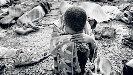 Die Ruhe nach dem Massaker. Ein Mädchen nach dem Völkermord in Ruanda 1994. Foto: Jan Grarup/NOOR/laif