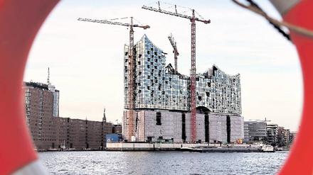 Berühmt-berüchtigt. Die umstrittene Elbphilharmonie in Hamburg ist ein Erfolgsbeispiel für „public private partnership“. Foto: dpa