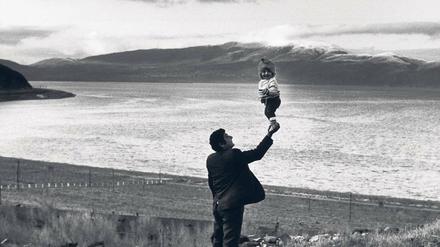 Besucher eines Dorfes am Sewansee, Armenien (1972). Foto: Cartier-Bresson/Magnum Photos
