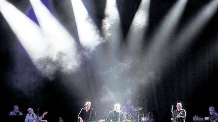 Lichtgestalten, Dunkelmänner. Mark Knopfler und seine Band in Berlin. Dylan lässt sich auf der Bühne nicht fotografieren.