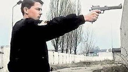 Allzeit gewaltbereit. Szene aus Thomas Heises 1992 entstandenem Dokumentarfilm „Stau – jetzt geht’s los“ über rechtsextreme Jugendliche in Halle. 