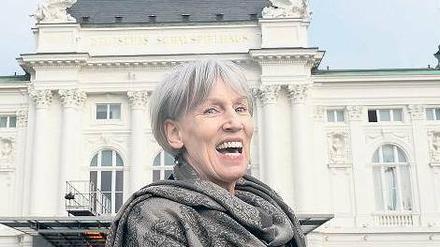 Etaerhöhung zugesagt. Barbara Kisseler vor dem Schauspielhaus. 