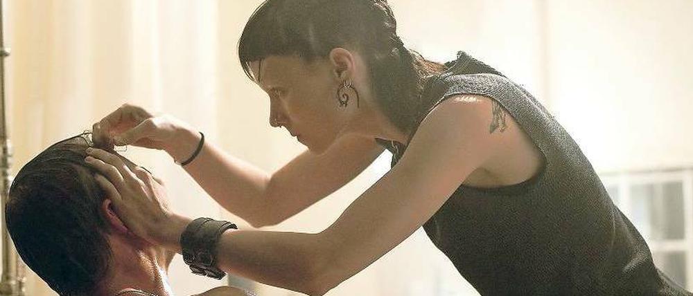Lisbeth Salander (Rooney Mara) verarztet den Reporter Mikael Blomkvist (Daniel Craig). Kinostart ist am Donnerstag.. 