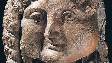 Der Kopf eines Mannes aus Bronzeguss verrät den Einfluss römischer Haarmode (1. Jh.n.Chr.,links.).
