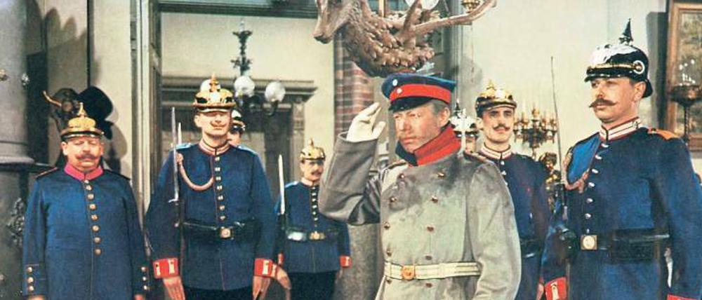 Der Mensch fängt erst beim Leutnant an. Heinz Rühmann als „Der Hauptmann von Köpenick“ in der Regie von Helmut Käutner, 1956. 