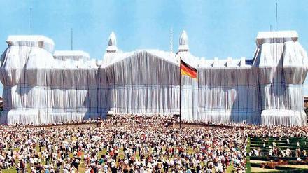 Die größte Installation, die die Stadt je sah. Der verhüllte Reichstag zog 1995 Hunderttausende an.