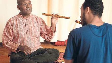Flötentöne. Dozent Manickam Yogeswaran und Kursteilnehmer Amewu spielen die indische Venu.