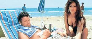 Bier, Beach und Busen. Polt als Italien-Urlauber im Kinofilm „Man spricht deutsh“ (1986). Foto: Cinetext