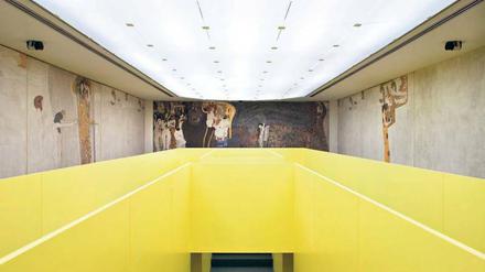 Aug in Aug mit den Göttern. Gerwald Rockenschaubs skulpturale Intervention in der Wiener Secession ermöglicht die Nahsicht auf Klimts „Beethovenfries“. 