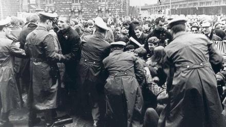 Vor dem Berliner Amerikahaus. Demo gegen den Vietnamkrieg (1966). Foto: p-a/akg-images