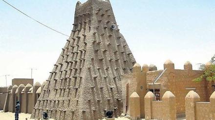 Wunder aus Lehm. Die Moscheen von Timbuktu sind architektonische Kostbarkeiten. Eine ähnliche Weltkulturerbestätte, das Grabmal des Heiligen Sidi Mahmoud, wurde bei den Bürgerkriegsunruhen in Mali nun schwer beschädigt. Foto: AFP