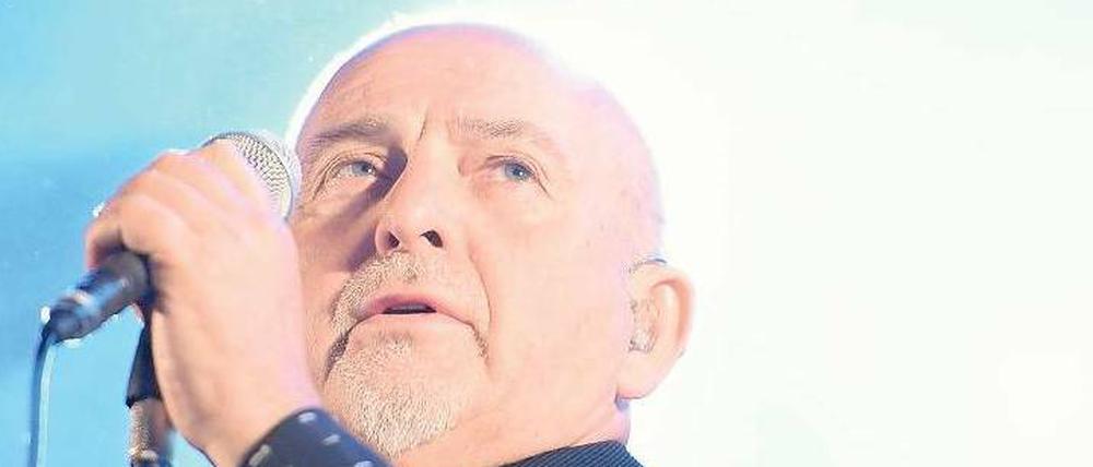 Held in Designer-Trachtenweste. Peter Gabriel wurde von seinem „New Blood Orchestra“ begleitet. 