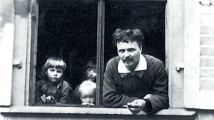 Der Familienvater. August Strindberg mit seinen Kindern, eine Aufnahme aus dem Jahr 1896. Foto: dpa