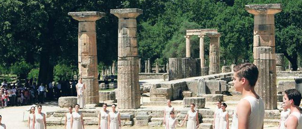 Theater der Welt. An der Generalprobe zur Zeremonie mit dem Anzünden der Fackel für die Spiele in London im antiken Olympia nehmen auch Schauspieler teil. 