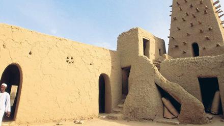 Im Innern bedroht. In der zum Weltkulturerbe zählenden Djingareyber-Moschee von 1325 vernichteten die Islamisten in Timbuktu zwei weitere Heiligengräber. Foto:p-a/africamediaon