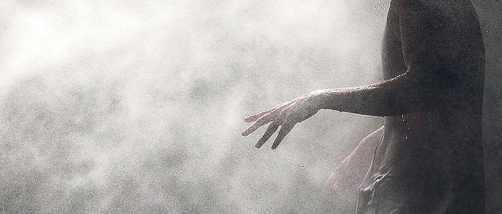 Aus Schwaden wird man klug. Der portugiesische Tänzer Romeu Runa im Ballett „Der alte König“ von Miguel Moreira und Romeu Runa. Foto: Boris Horvat, AFP
