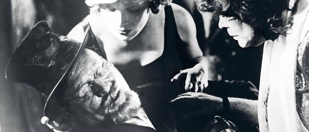 Tragödie eines lächerlichen Mannes. Emil Jannings 1929 mit Marlene Dietrich (oben) in „Der blaue Engel“. 