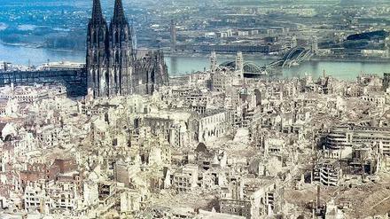 Wüste mit Leuchttürmen. Köln 1945, nach dem Bombardement durch die Alliierten. Der Dom diente ihnen als Orientierung. Foto: p-a/dpa