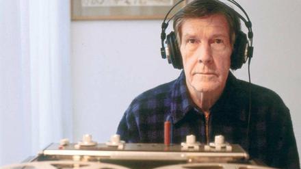 Am laufenden Band. John Cage (5. 9. 1912 bis 12. 8. 1992) hört aufmerksam zu. Foto: akg-images / Marion Kalter