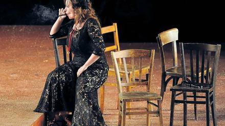 Starker Tobak. Julia Rutiglianos Carmen raucht, singt und tanzt auf der Fächerbühne am Wannsee. Foto: dpa