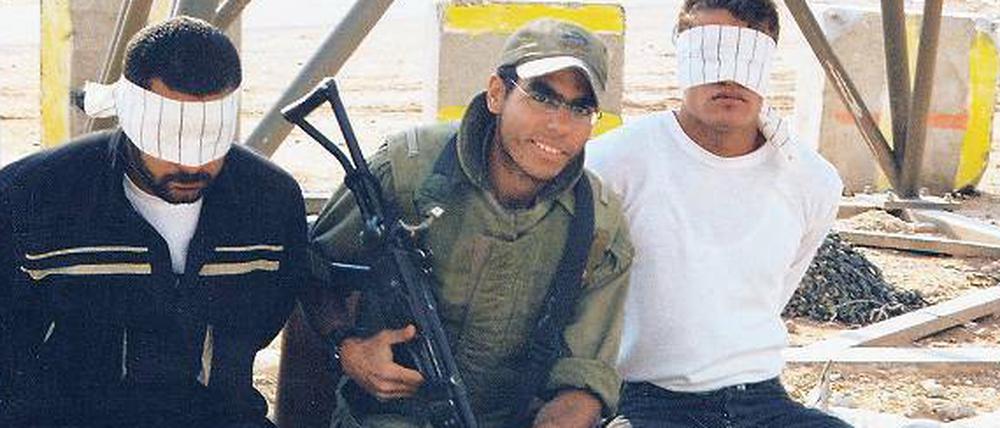 Kriegserinnerung. Dieser Soldat posiert mit zwei gefangenen Palästinensern. Später hat er Zweifel an seiner Arbeit bekommen und das Foto eingeschickt.