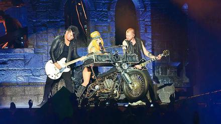 Fest im Sattel. Lady Gaga spielt auf ihrem Motorradkeyboard. Das Bild entstand in Sofia. Beim Berliner Konzert waren keine Fotografen zugelassen. 