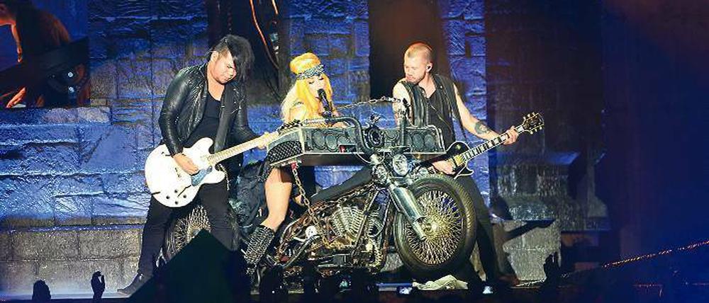 Fest im Sattel. Lady Gaga spielt auf ihrem Motorradkeyboard. Das Bild entstand in Sofia. Beim Berliner Konzert waren keine Fotografen zugelassen. 