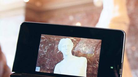 Kunst auf dem Touchscreen. Ein Multimediaguide des Pariser Louvre-Museums. Foto: AFP