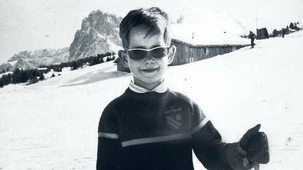 Man ist immer das Kind seiner Eltern, auch als Künstler. Christoph Schlingensief im Skiurlaub, 1966. 