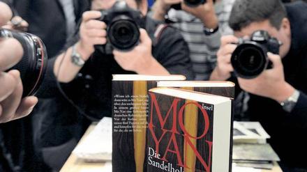 Alle auf einen. Szene auf der Frankfurter Buchmesse nach der Bekanntgabe des Literaturnobelpreises. Foto: AFP