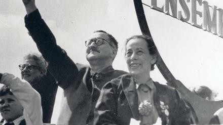 Höhenflug. Brecht und Weigel bei der 1.-Mai-Feier 1954 auf dem Dach des BE. 