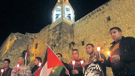Historischer Ort, heute Kriegsschauplatz. Palästinenser letzte Woche bei einer Mahnwache vor der Geburtskirche in Bethlehem.