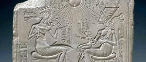 Heilige Familie. Ein Relief zeigt Pharao Echnaton und seine „Große Königsgemahlin“ Nofretete, die ihre Töchter herzen und küssen. Über ihnen schwebt die Strahlensonne Atons. 