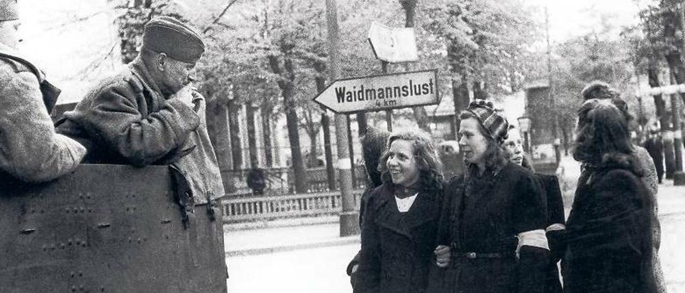 Berlin 1945. Eine Gruppe von Frauen kommt mit Sowjetsoldaten ins Gespräch.