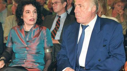 Aus einer fernen Zeit. Suhrkamp-Verleger Siegfried Unseld und seine Frau und Nachfolgerin Ulla Berkéwicz anno 1999. Foto: picture-alliance