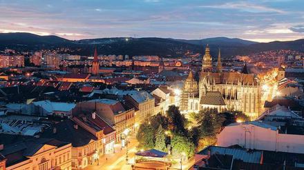 Košice leuchtet. Nächtlicher Blick über das historische Zentrum mit der Kathedrale Sankt Elisabeth und der Fußgängerzone Hlavná ulica. Foto: Jan-Peter Boening/Zenit/laif