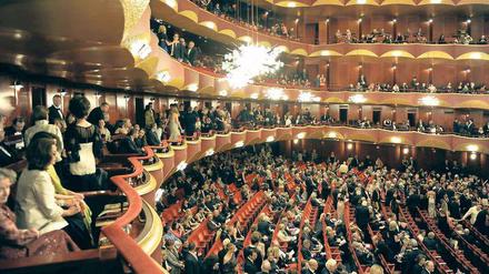 Bühne oder Leinwand? Das Opernpublikum soll jünger werden, auch in der Met. Foto: AFP