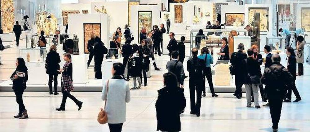 Es muss nicht immer Paris sein. Besucher besichtigen die über 200 Louvre-Exponate in Lens. Die Halle ist 120 Meter lang und vollkommen stützenfrei. Foto: AFP