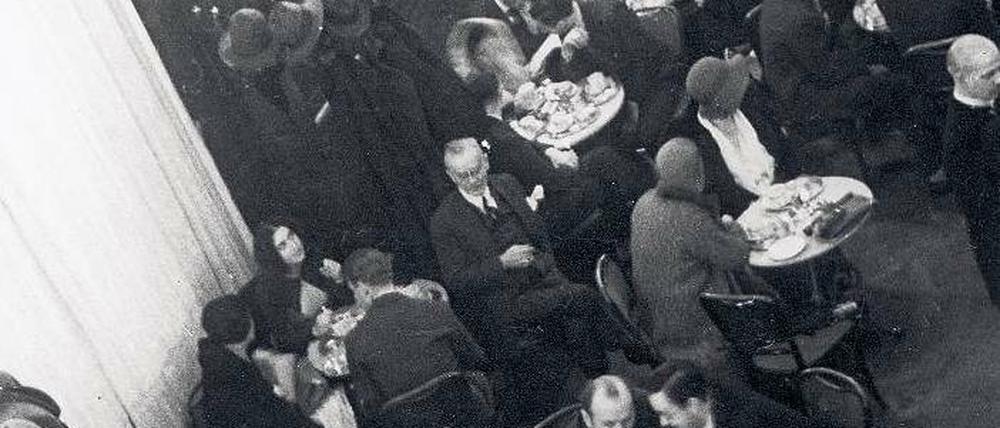 Feierabendrevoluzzer. Joseph Roth kritisierte auch die Literaten im Romanischen Café am Kurfürstendamm (hier um 1930). Foto: akg-images