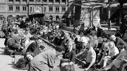 Trümmerzeit. 1945 versammeln sich Menschen im vom Krieg zerstörten Anhalter Bahnhof, von Margaret Bourke-White dokumentiert. 